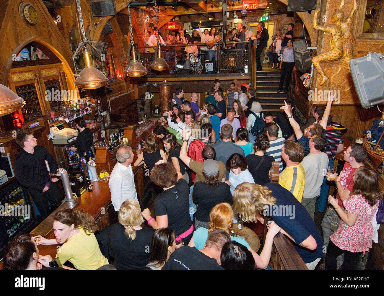 Fiesta y música en vivo en la planta baja, Quais pub en Quay Street en la ciudad de Galway el animado distrito Arco Español. Irlanda. Foto de stock