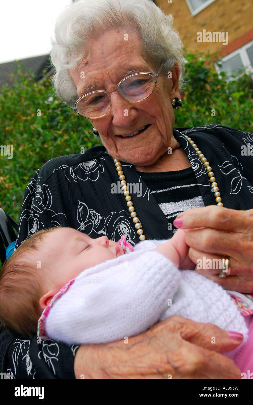 93 años de gran abuela con 5 semanas de edad, gran gran nieta , Hounslow, Middlesex, Reino Unido. Foto de stock
