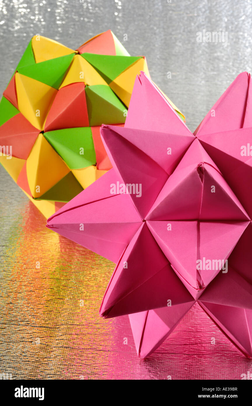 Barry Oscurecer Viaje Coloridas figuras de papel Origami Fotografía de stock - Alamy