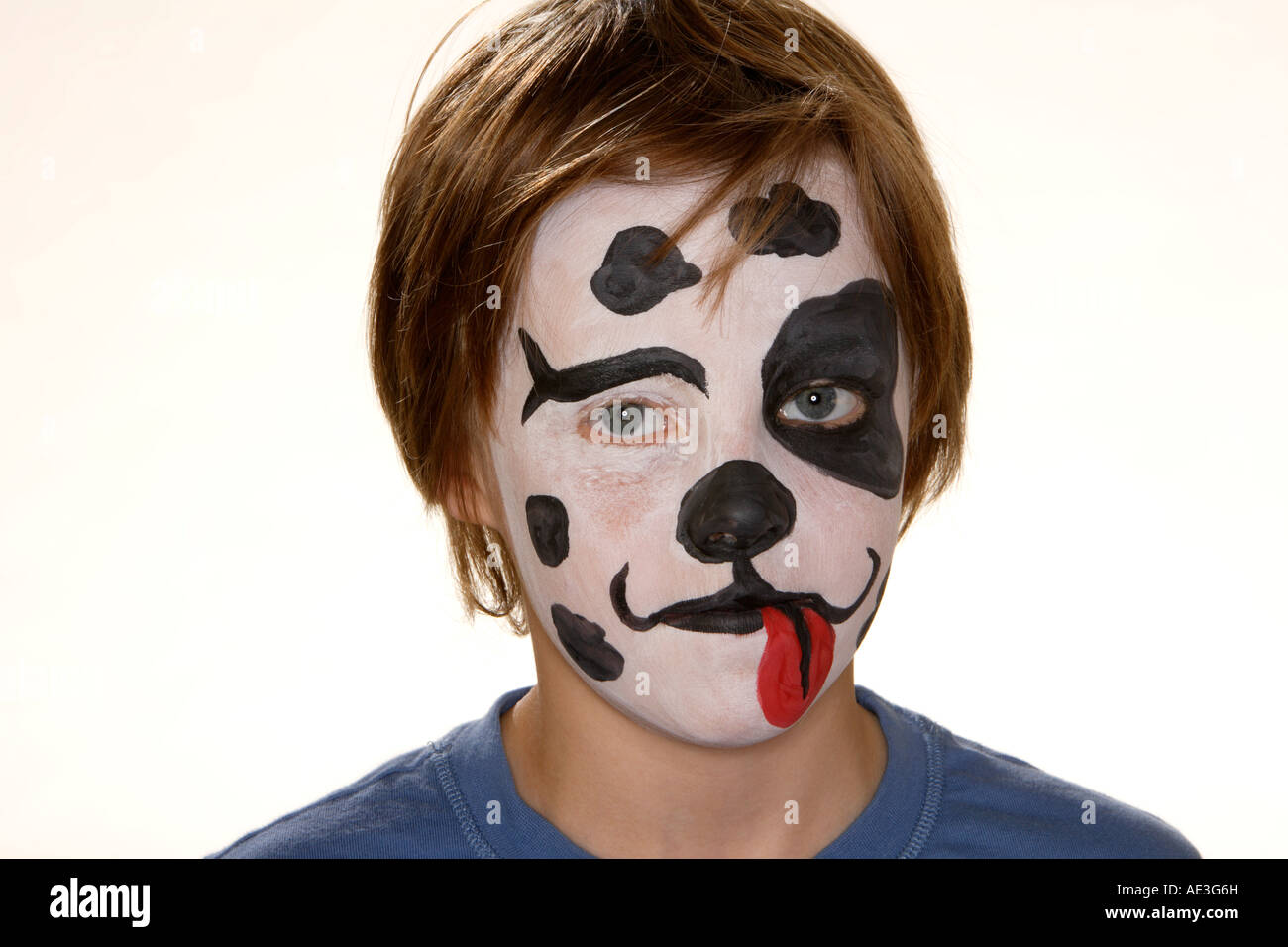 Niño de 7 años 8 9 10 con la cara pintada en el diseño de un perro dálmata  con su lengua colgando Fotografía de stock - Alamy