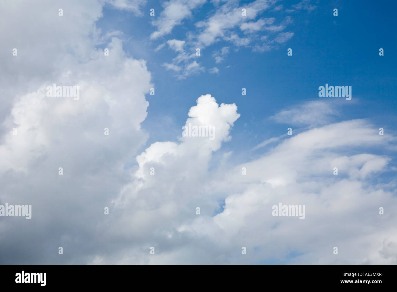 Formaciones nube blanca en un cielo azul Foto de stock