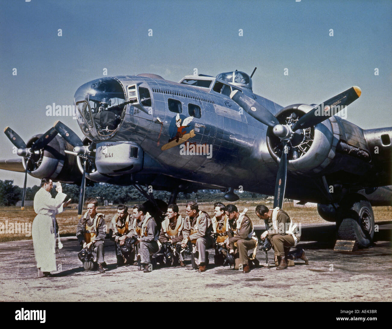 Bendición de la tripulación y la aeronave B 17 381BG Fifinella adornado por nariz art Foto de stock