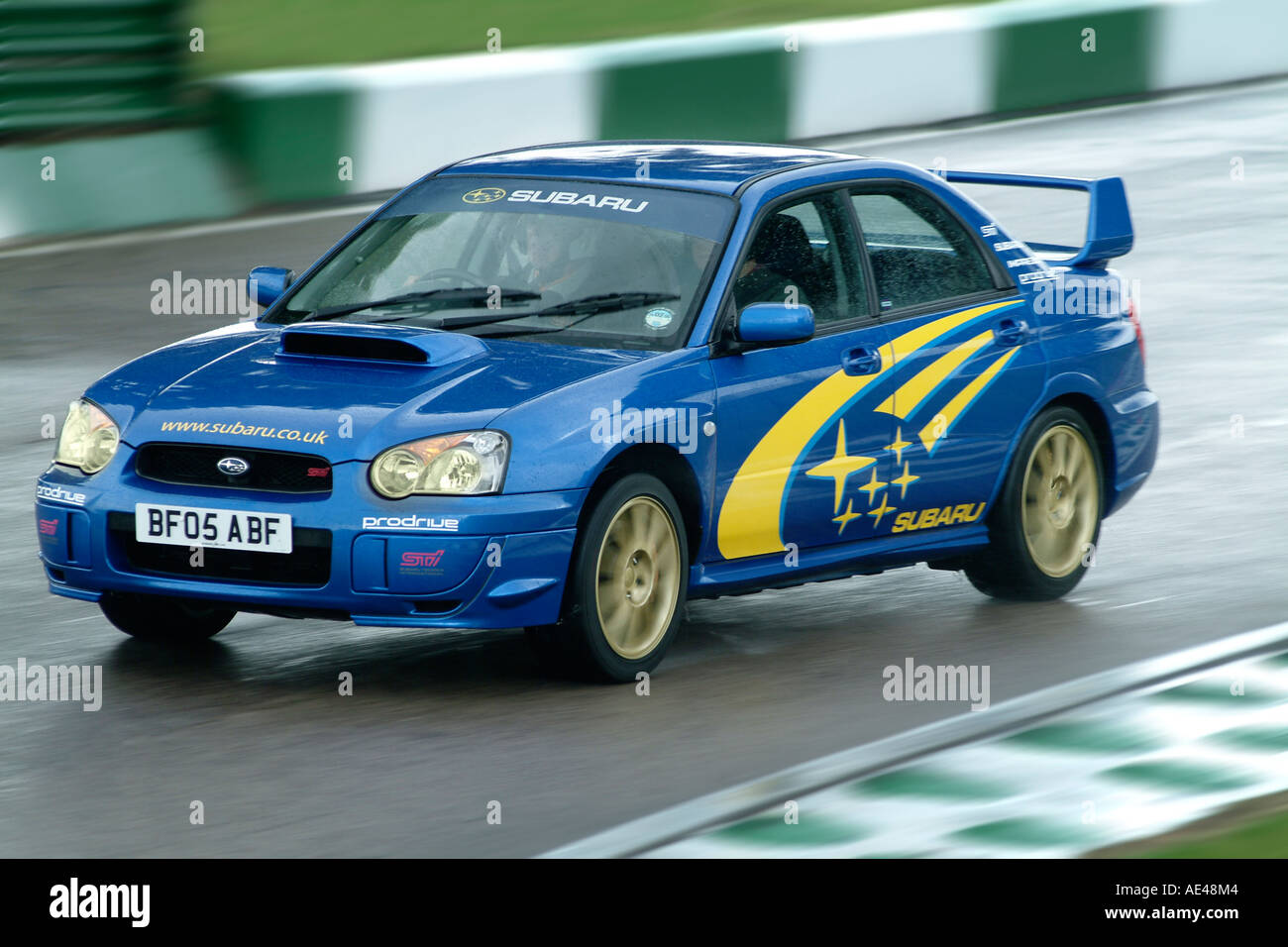Subaru Impreza STI en la pista de carreras de coches deportivos Fotografía  de stock - Alamy