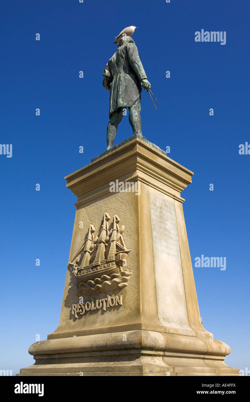 Estatua del Capitán James Cook, el Paseo Marítimo, Whitby, North Yorkshire, Yorkshire, Inglaterra, Reino Unido, Europa Foto de stock