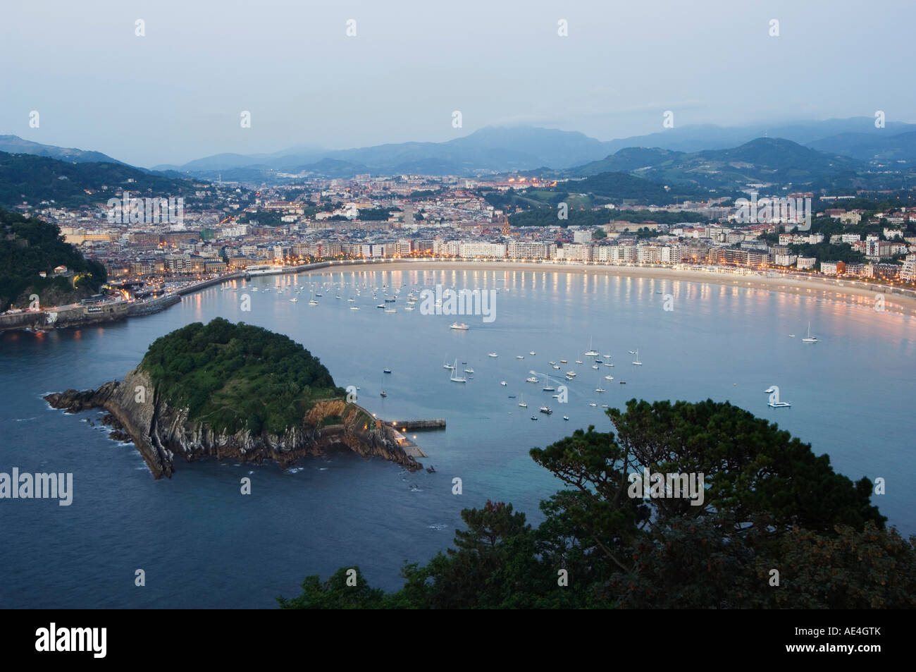 En la noche de la Bahía de San Sebastián, País Vasco, Euskadi, España, Europa Foto de stock