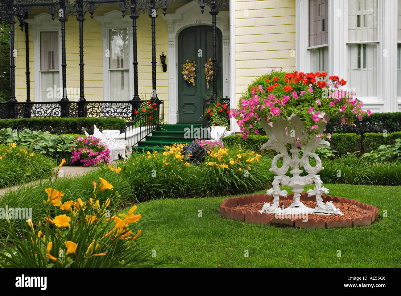 Jardín de flores en el patio delantero de la casa de Mansion Fila New