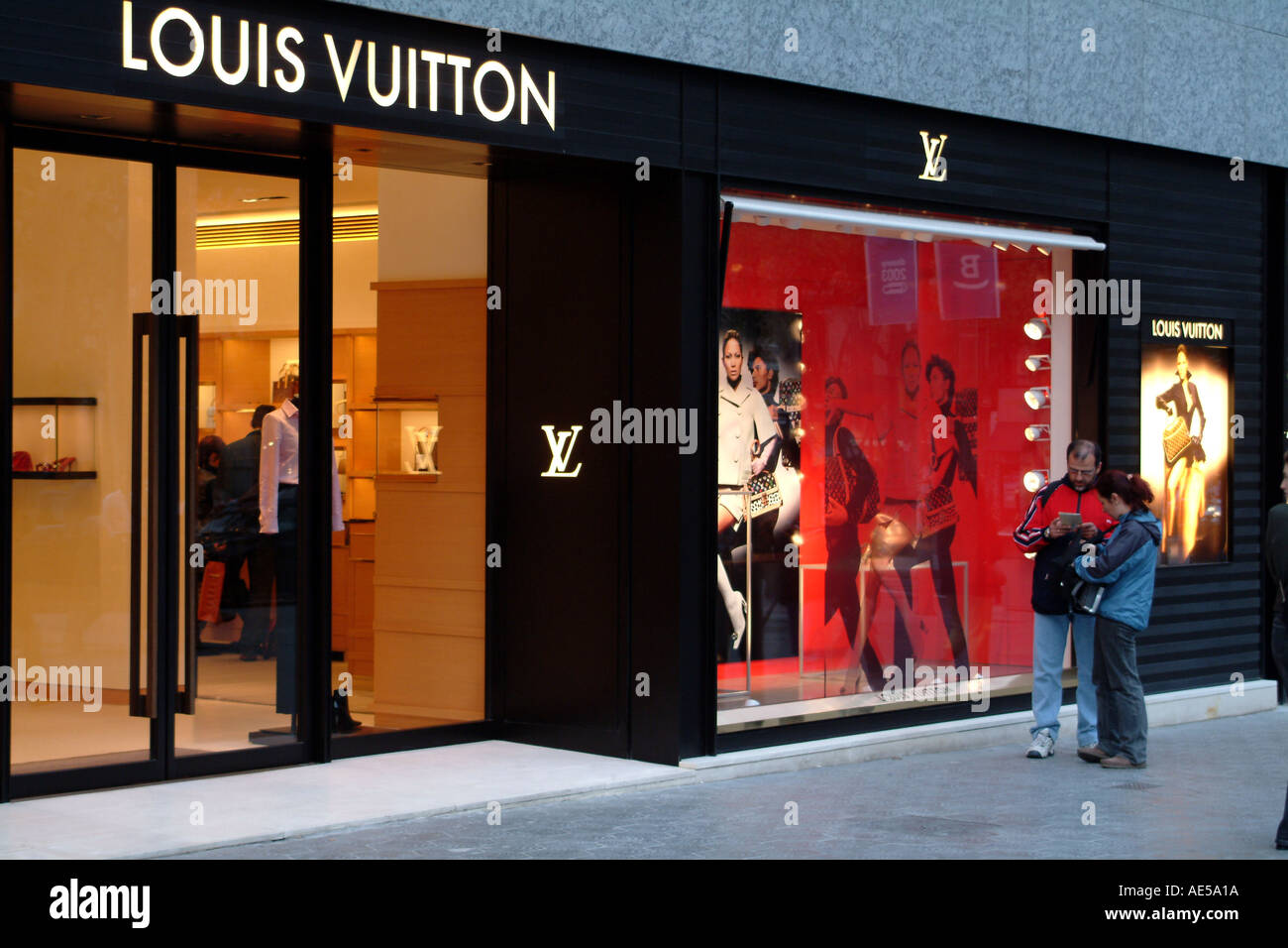 Barcelona España Exculsive Louis Vuitton comercial exterior. Par de  escaparates Fotografía de stock - Alamy
