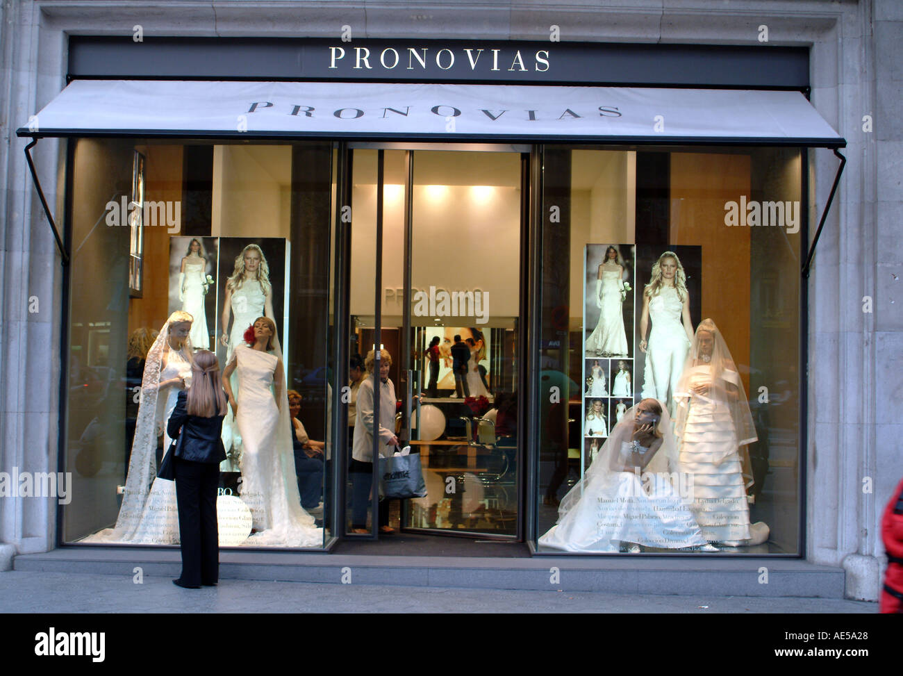 Barcelona España vestidos de novia Fotografía de stock - Alamy