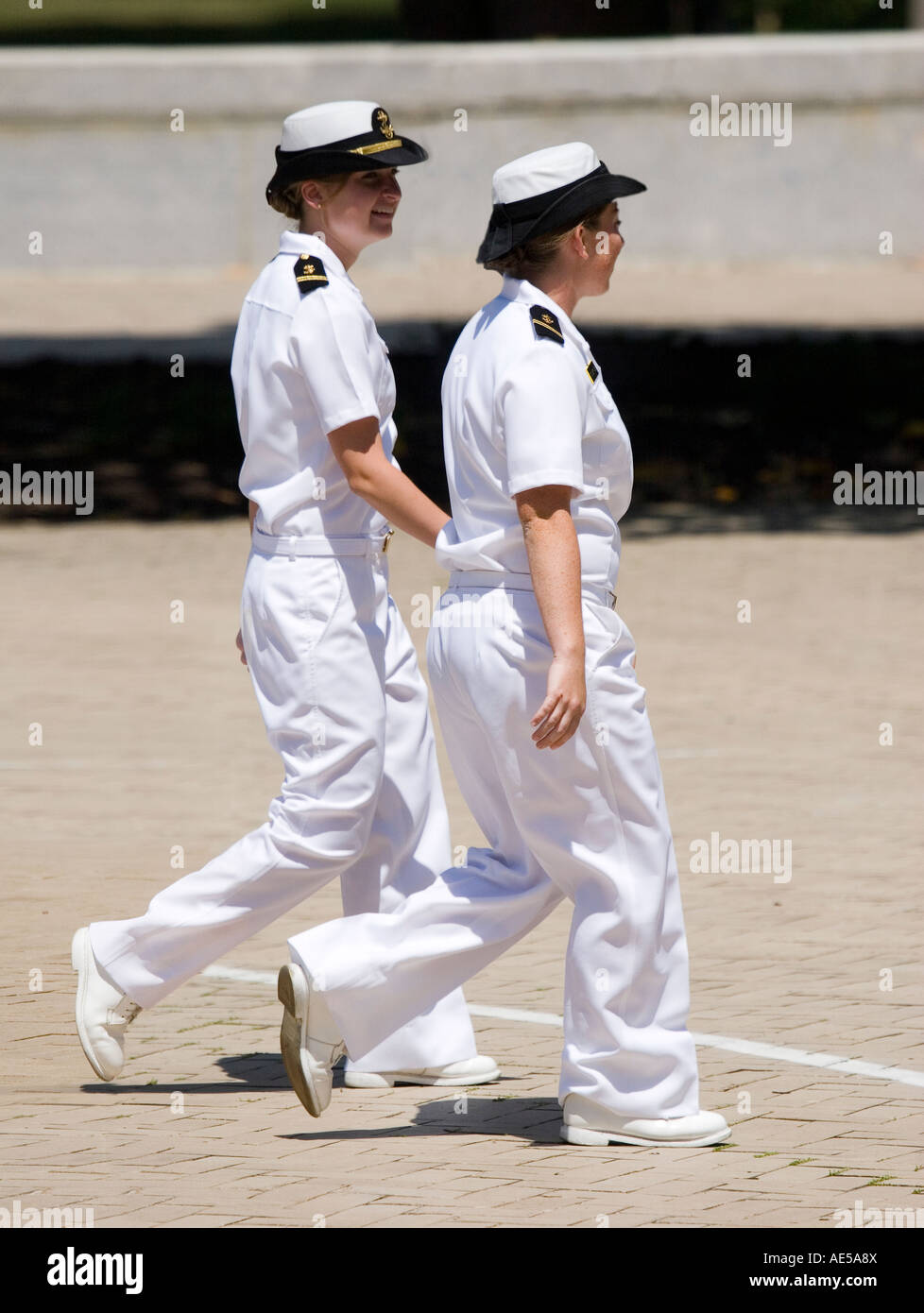 Dos mujeres de marineros de uniformes del servicio blanco caminando en el  campus de la Academia Naval de los Estados Unidos en Annapolis Maryland  Fotografía de stock - Alamy