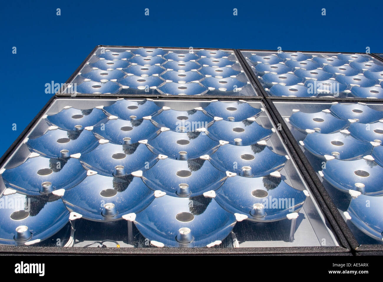 Panel solar concentrador de células fotovoltaicas - alternativa eficiente tecnología de energía solar Foto de stock