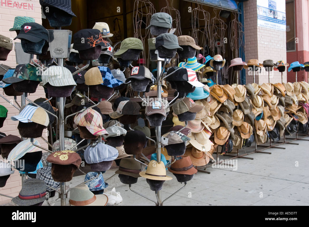 Tienda con sombreros en la acera de una tienda de souvenirs en Venice  Beach, California Fotografía de stock - Alamy