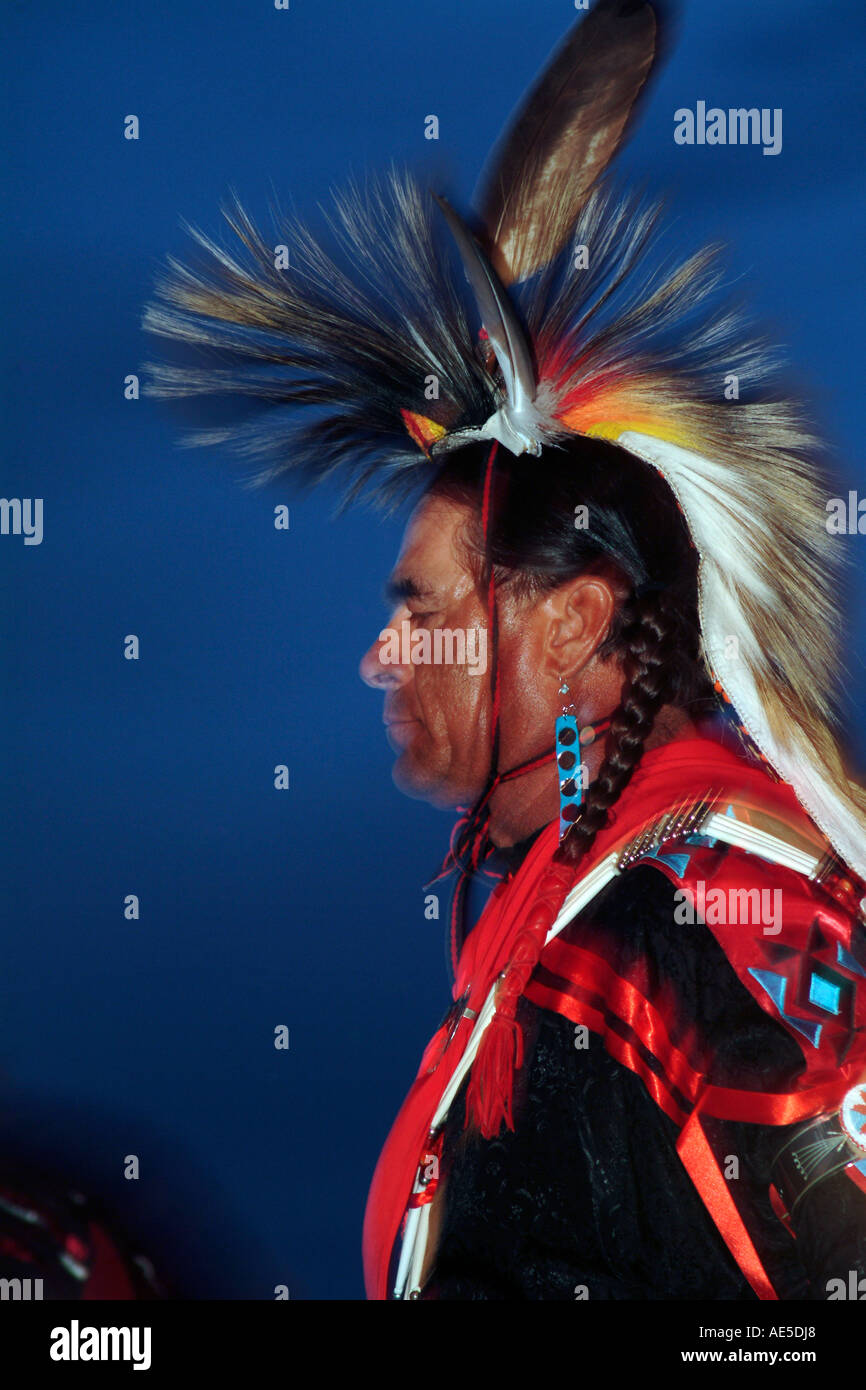 Retrato de una bailarina india nativa americana en el pueblo de Taos indian Pow Wow. Taos, Santa Fe, Nuevo México, EE.UU., los indios de Norteamérica Foto de stock