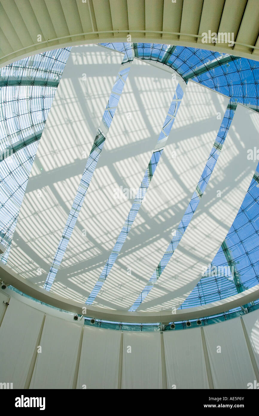 Mirando hacia la cúpula de vidrio de la arquitectura moderna de la ciudad de San Jose Hall edificio rotunda en Silicon Valley Foto de stock