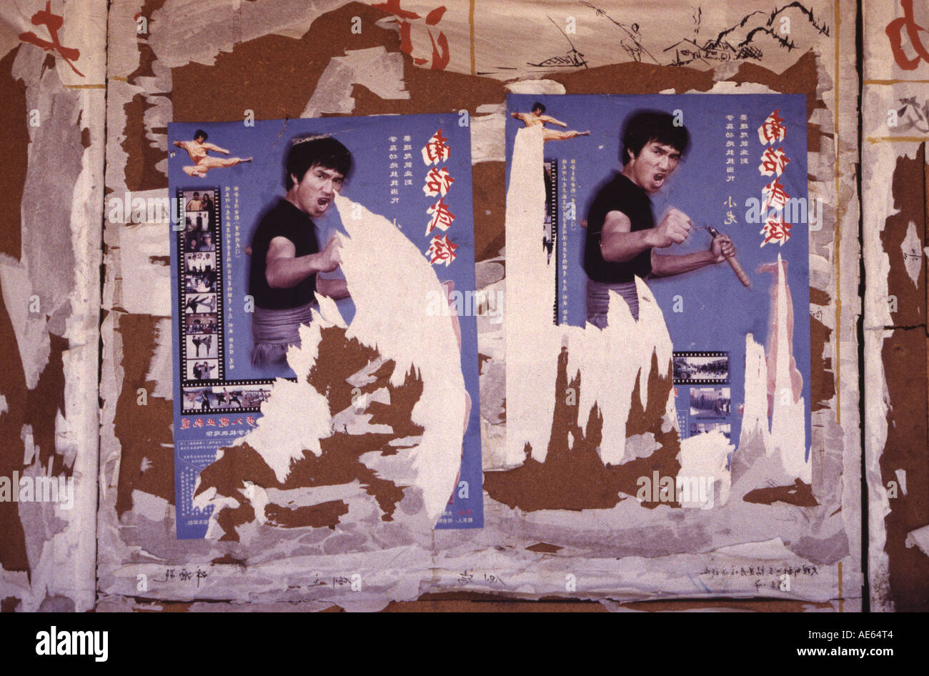 Bruce Lee carteles adornan una pared de Kunming, Yunnan, China. Foto de stock