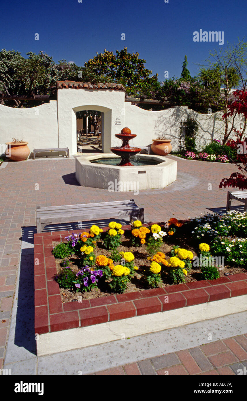 Ruta Jardín Fuente en frente de la histórica casa del Pacífico Jardines  MONTEREY CALIFORNIA Fotografía de stock - Alamy