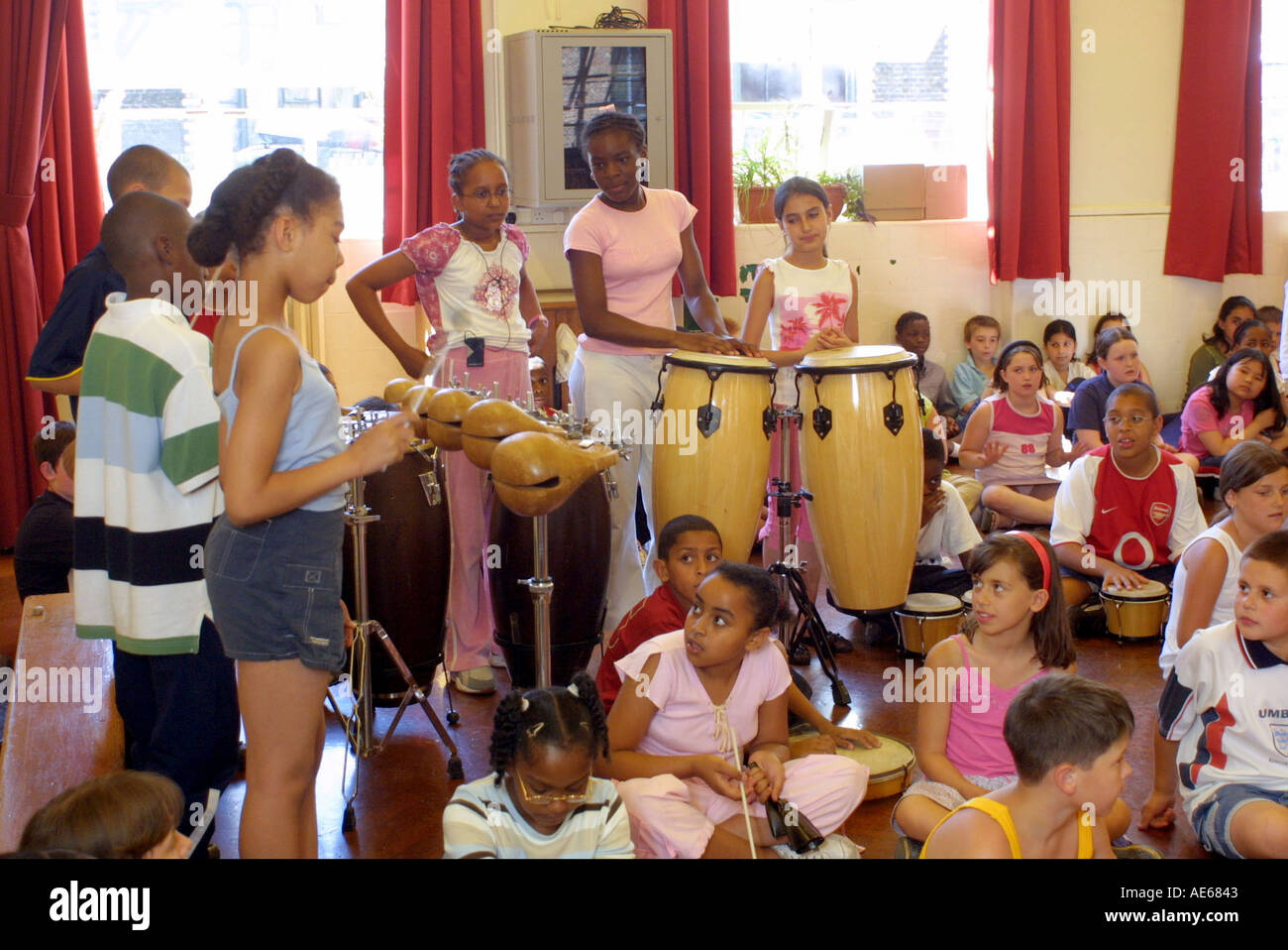 La escuela primaria los niños de 9 año de antigüedad en la clase de música Foto de stock