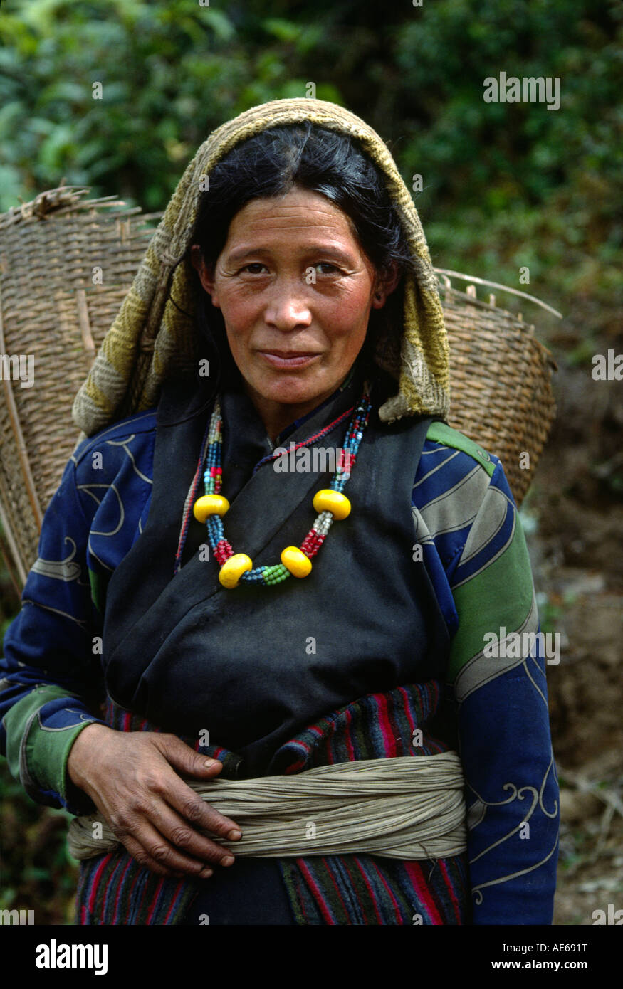 Mujer Sherpa llevando una solucio dolko DISTRITO DE NEPAL Fotografía de  stock - Alamy