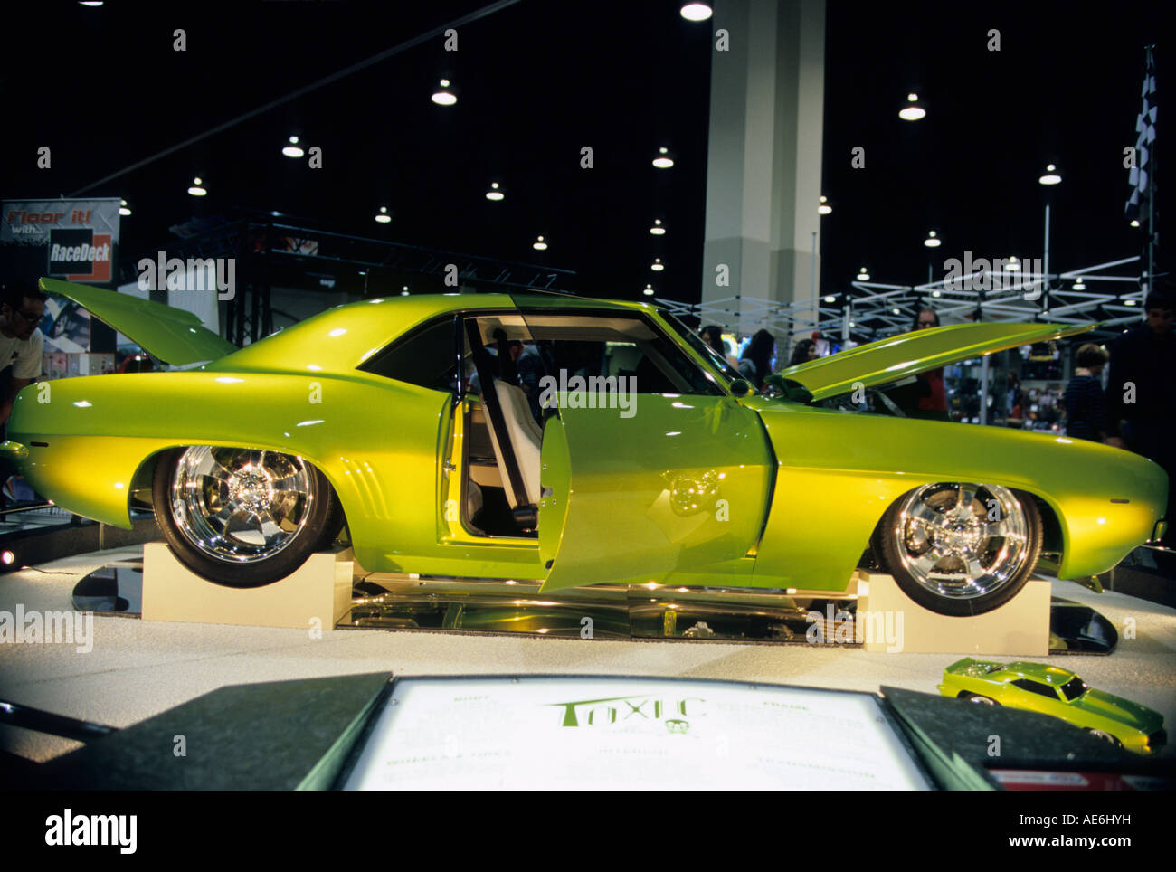 Ruedas auto Chevy Camaro verde rama car show hot rod llantas cromadas  Fotografía de stock - Alamy