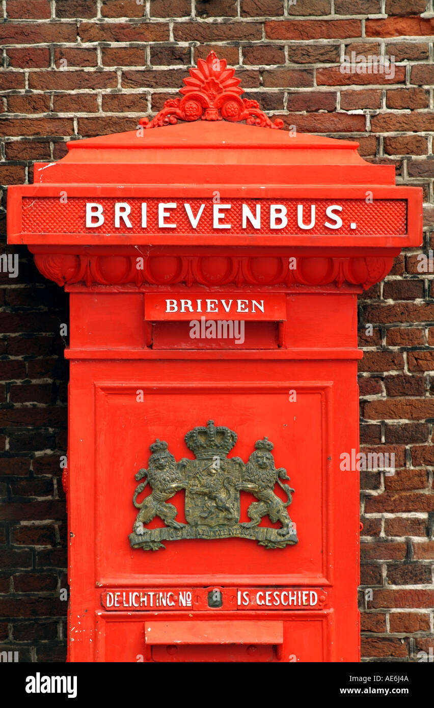 TPG Post letterbox en la localidad de Maassluis Holanda Europa UE Foto de stock
