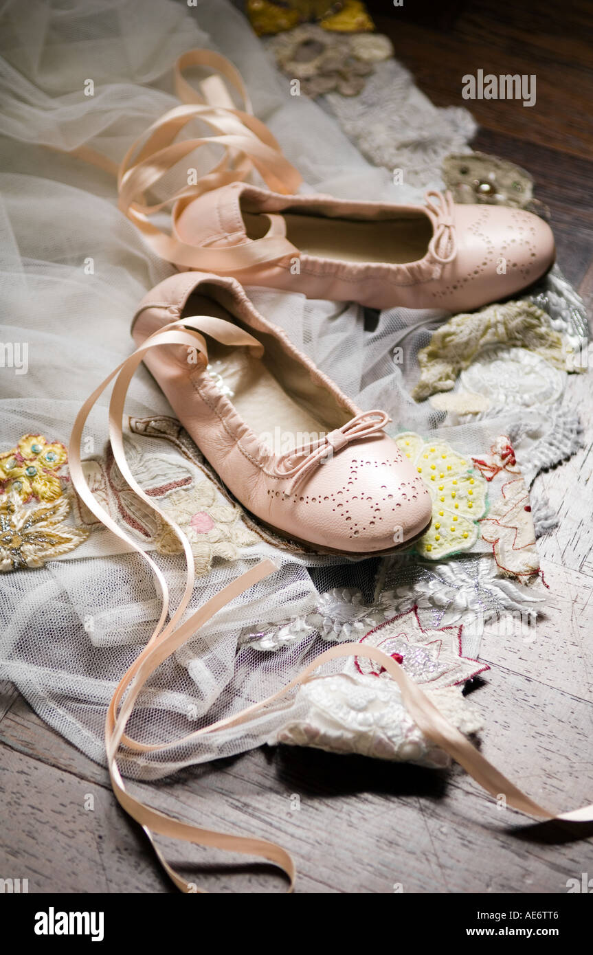 Zapatos de baile de ballet del ni o sobre la pieza de encaje