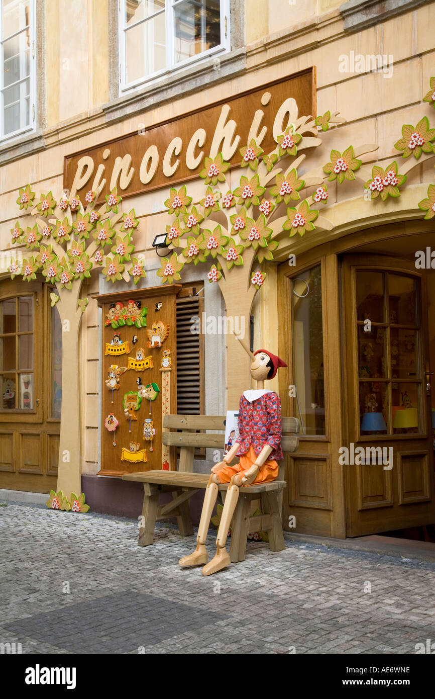 Pinocho, tienda de juguetes de marionetas Tynsky Dvur, Praga República  Checa Fotografía de stock - Alamy