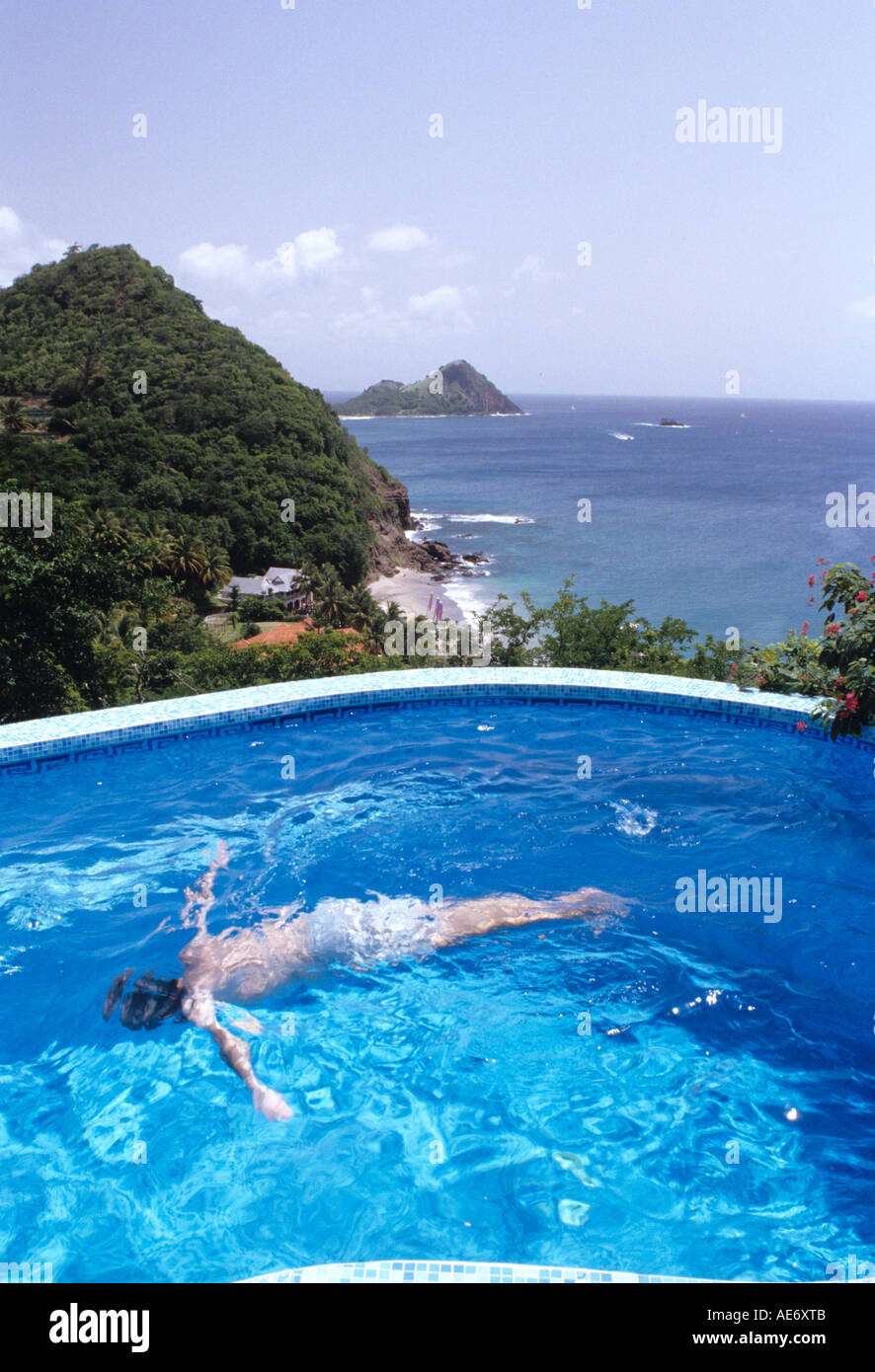 Persona nadar en piscina con vistas Pigeon Point, Rodney Bay, Santa Lucía, Indias Occidentales Foto de stock