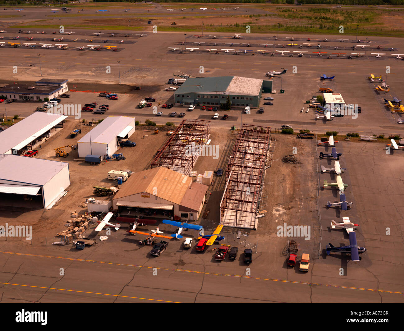 Hangares de aviones nuevos en construcción en Merrill Field en Anchorage, Alaska, EE.UU.. Foto de stock