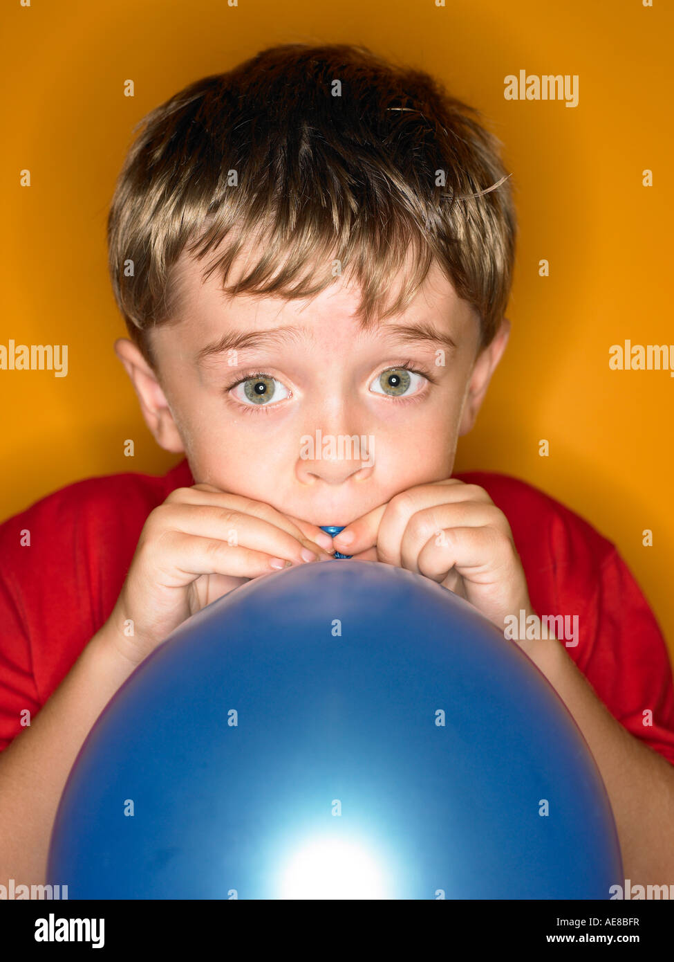 Ni??o 7 la voladura de un globo azul para una fiesta de cumplea??os