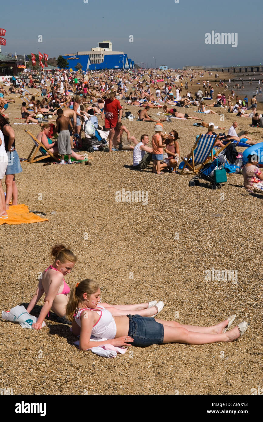 Teenagers on a beach fotografías e imágenes de alta resolución foto alta