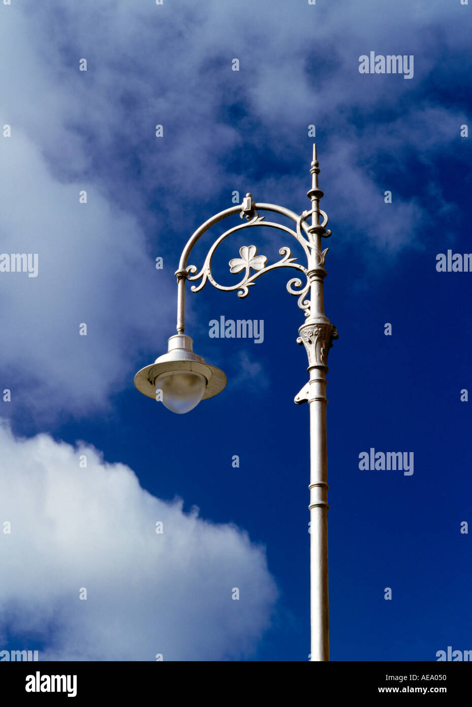 Lámparas de calle de diseño de motivo de trébol dublín irlanda fotografías  e imágenes de alta resolución - Alamy