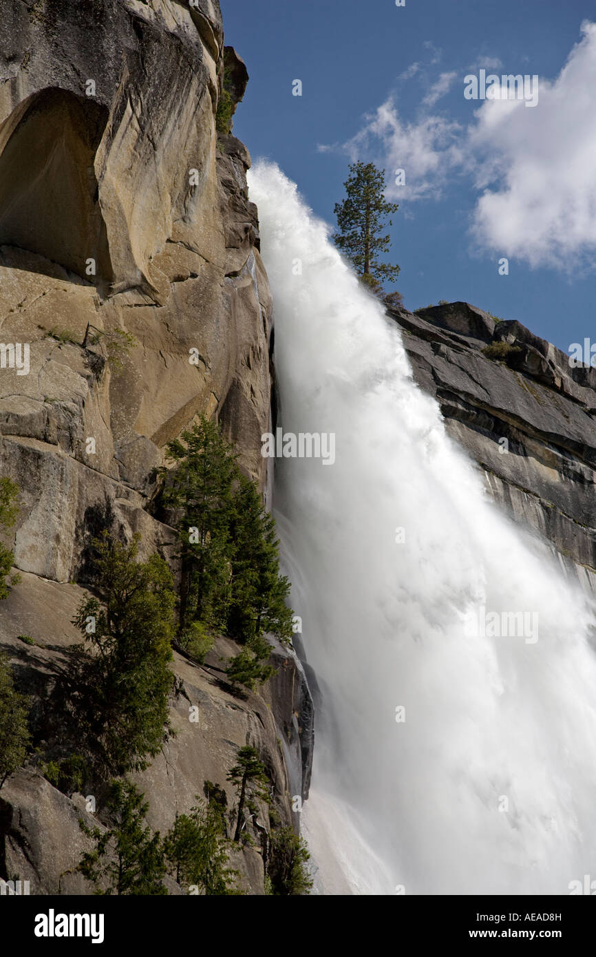 NEVADA Falls que desciende 594 pies como jefes en el valle de Yosemite El Parque Nacional de Yosemite CALIFORNIA Foto de stock