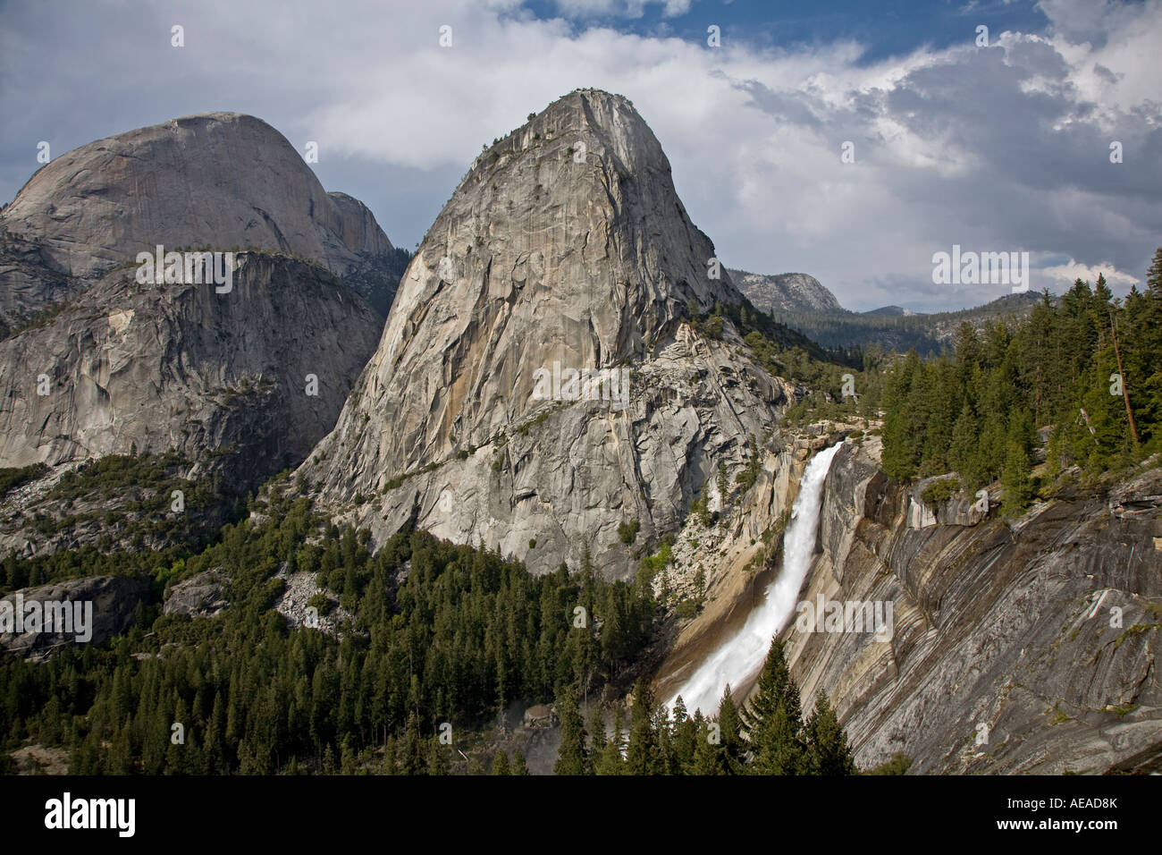 Domo de WHITMAN Y NEVADA Falls que desciende 594 metros en el valle de Yosemite El Parque Nacional de Yosemite CALIFORNIA Foto de stock