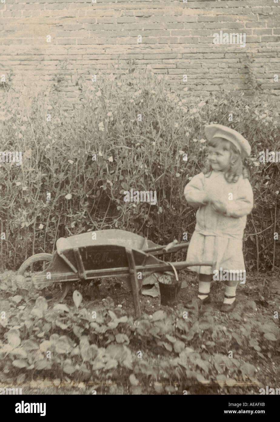 Fotografía del gabinete de niño en jardín en 1890 Foto de stock