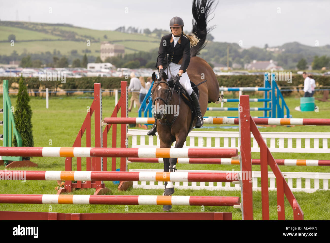 Deporte Ecuestre jinetes concurso hípico de salto de caballos a lo largo de salta en Dumfries Show agrícola Escocia UK Foto de stock