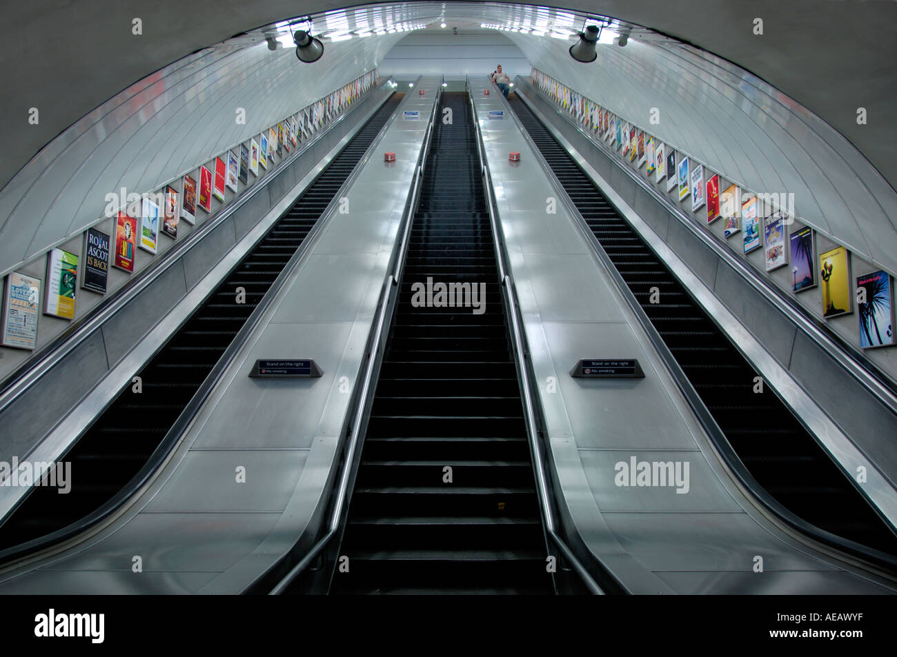 Escaleras mecánicas y vallas publicitarias pequeñas fotografías e imágenes  de alta resolución - Alamy