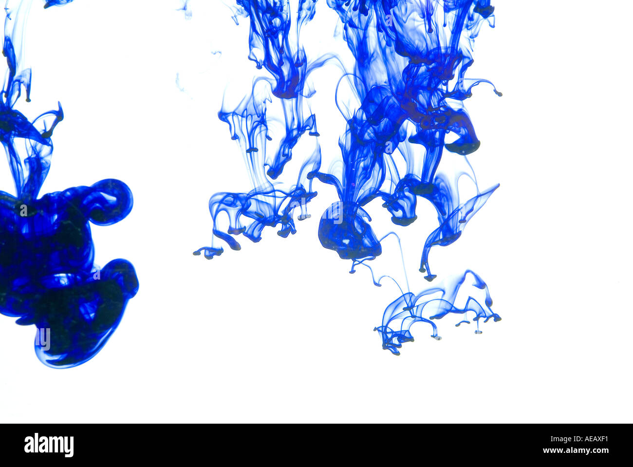 Tinta de color en agua creando patrones de remolino gráfica Fotografía de  stock - Alamy