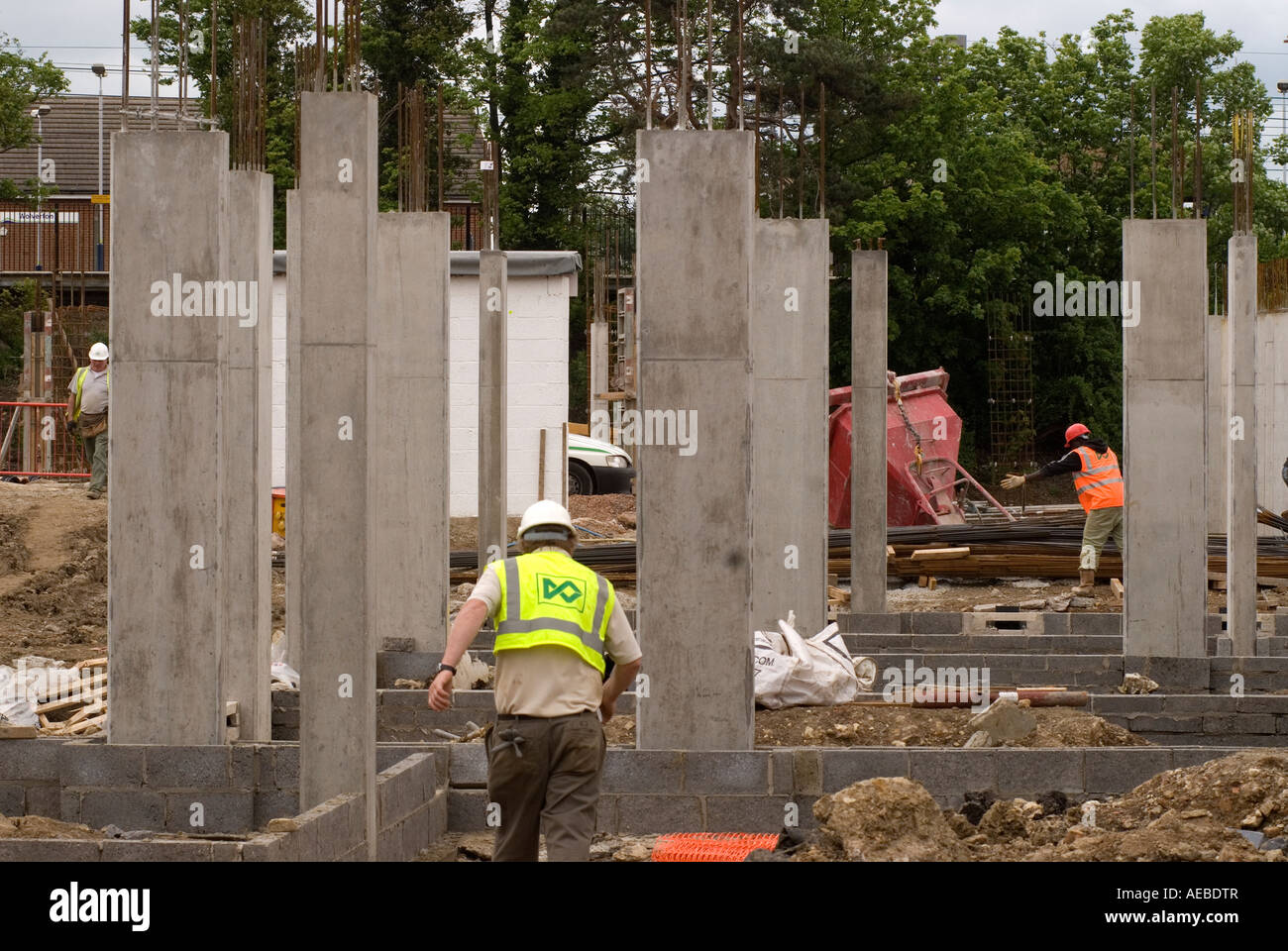 Los trabajadores de la construcción en el sitio de construcción de nuevas viviendas, Milton Keynes, Reino Unido. Foto de stock