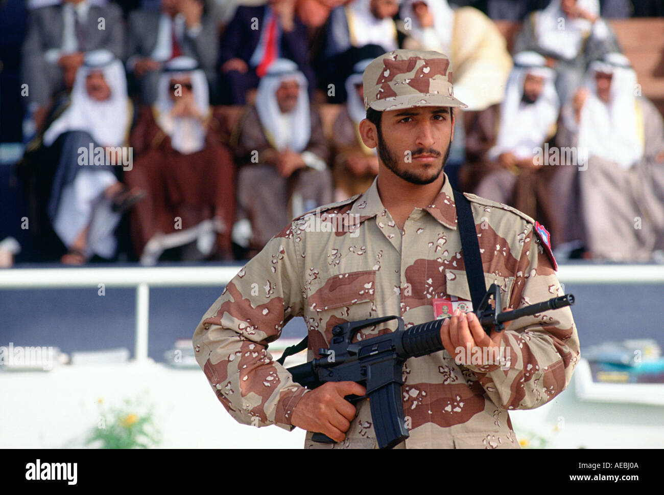 Soldado de la guardia armados con uniformes de camuflaje en lugares delante  de VIPs en Abu Dhabi Fotografía de stock - Alamy