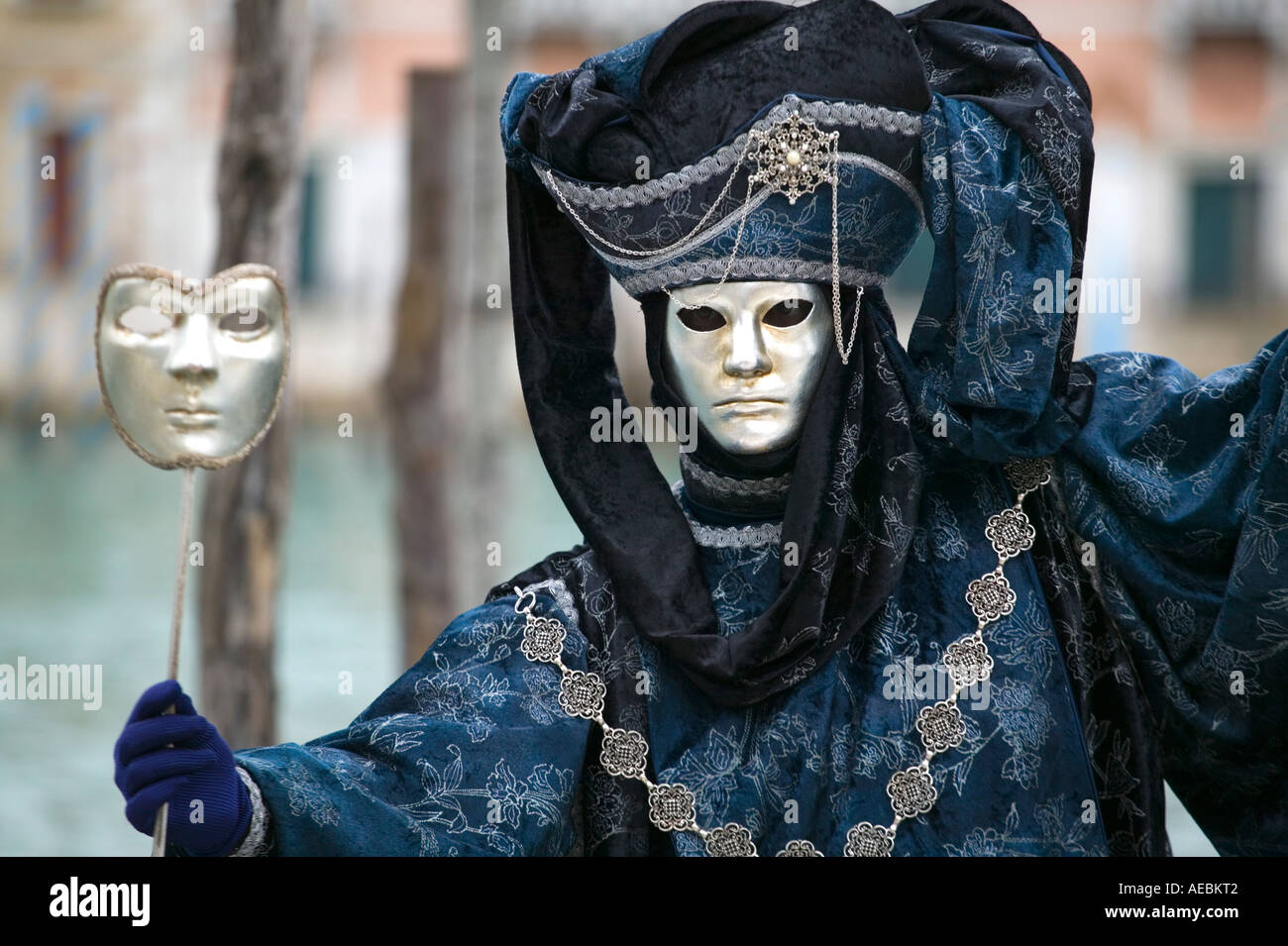 Un Hombre En La Máscara Veneciana Imagen de archivo - Imagen de cuero,  guantes: 44894153