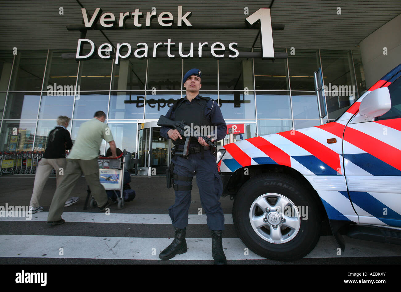 Control de Fronteras en el aeropuerto de Schiphol, uso editorial sólo ninguna publicidad negativa Foto de stock