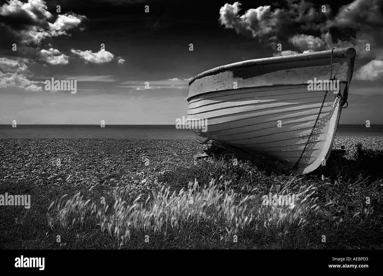 Barco de pesca no utilizadas en una playa de guijarros Foto de stock