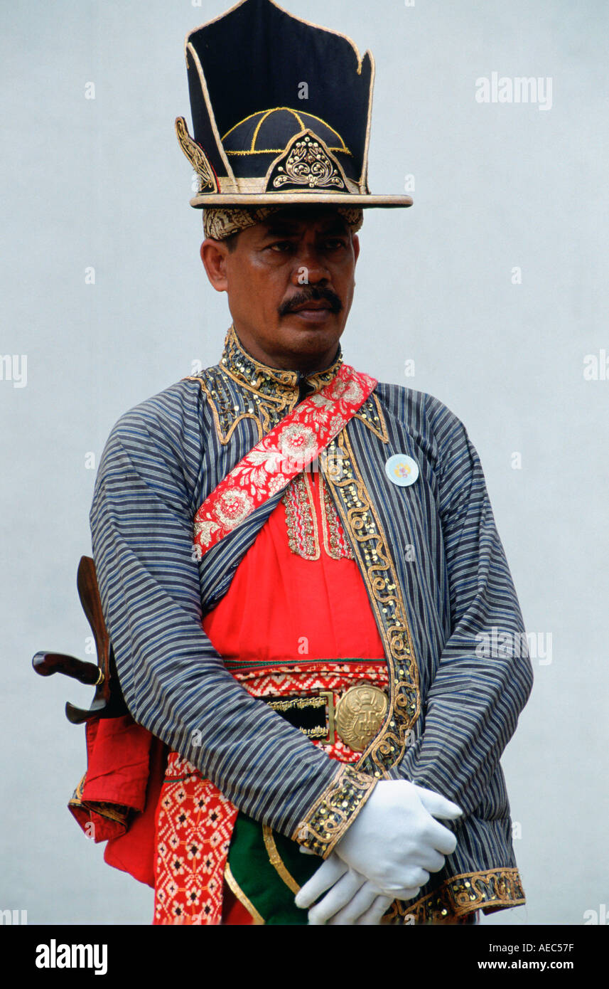 Vestido ceremonial en el Palacio de los Sultanes Yogya karta Indonesia Foto de stock