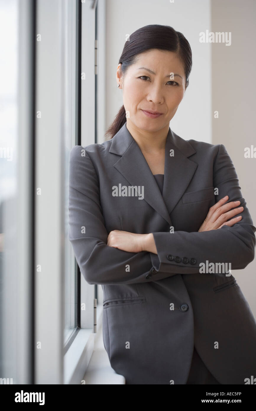 La empresaria asiático de mediana edad con los brazos cruzados Foto de stock