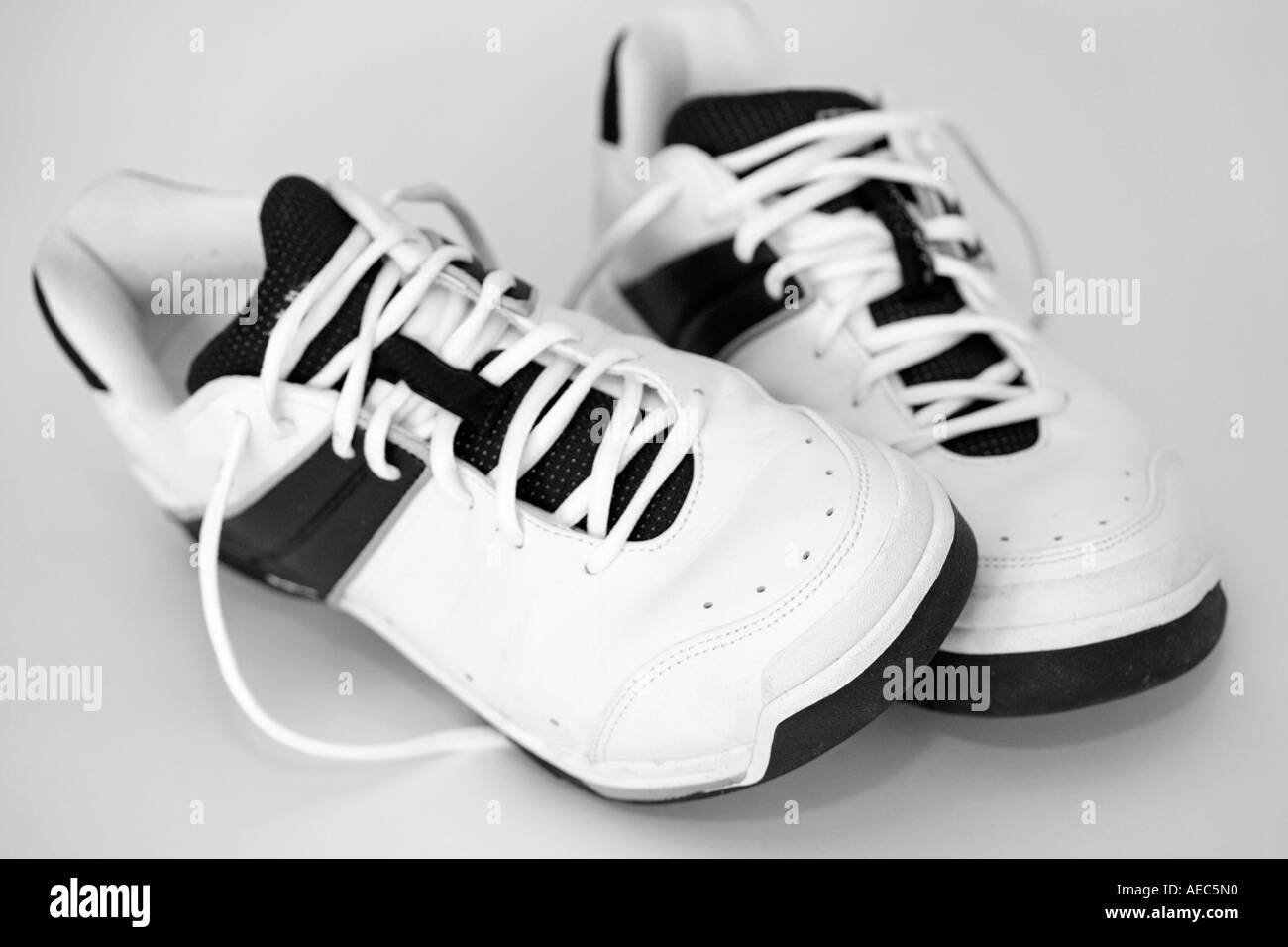 Zapatillas Negras Con Suelas Blancas Fotos e Imágenes de stock - Alamy
