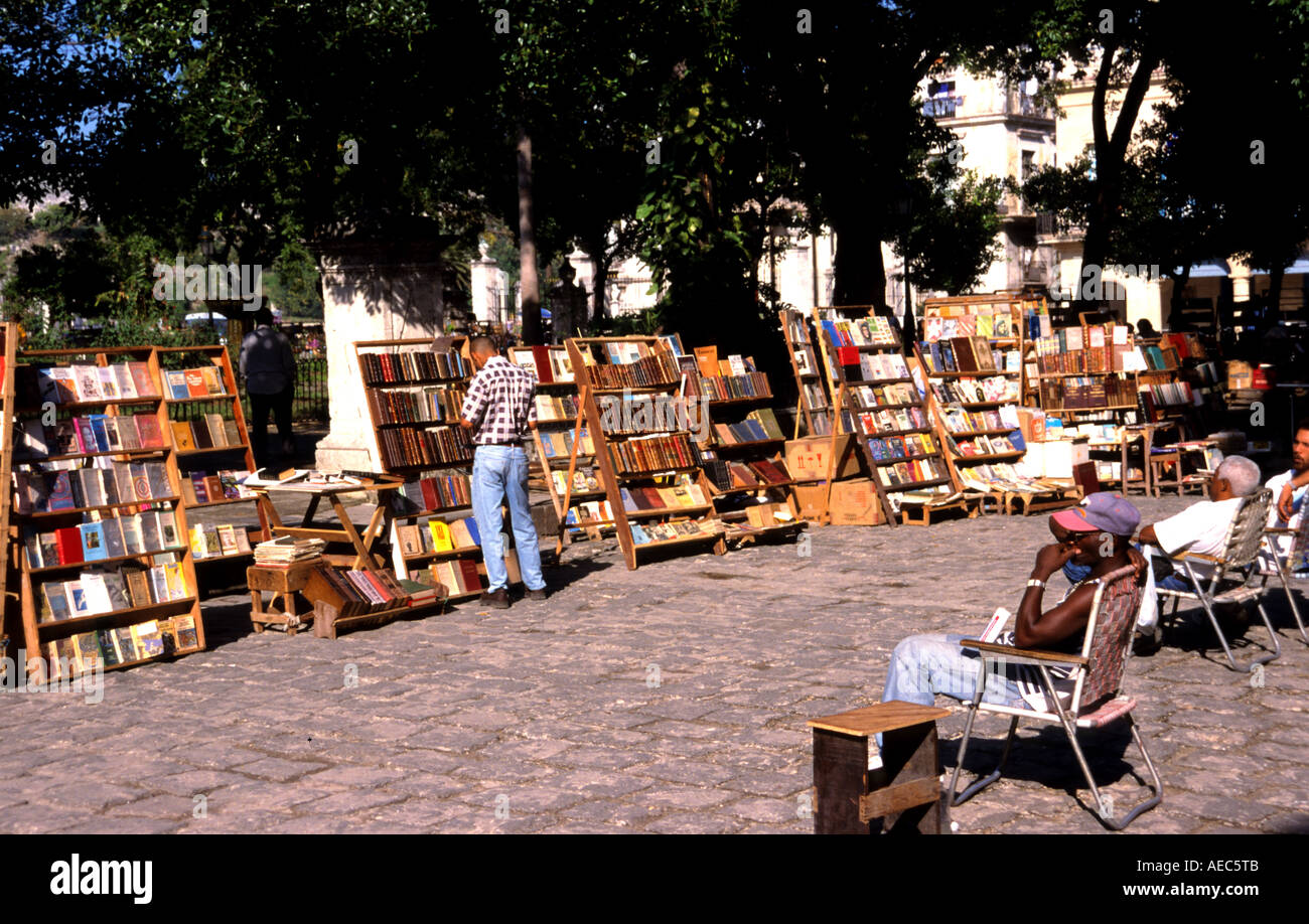 Mercado de libros de segunda mano Plaza de Armas del centro histórico de La Habana, Cuba Cuba Historia ciudad vieja ciudad Foto de stock