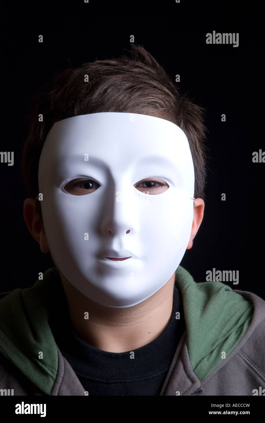 Un niño llevaba una máscara blanca normal Fotografía de stock - Alamy