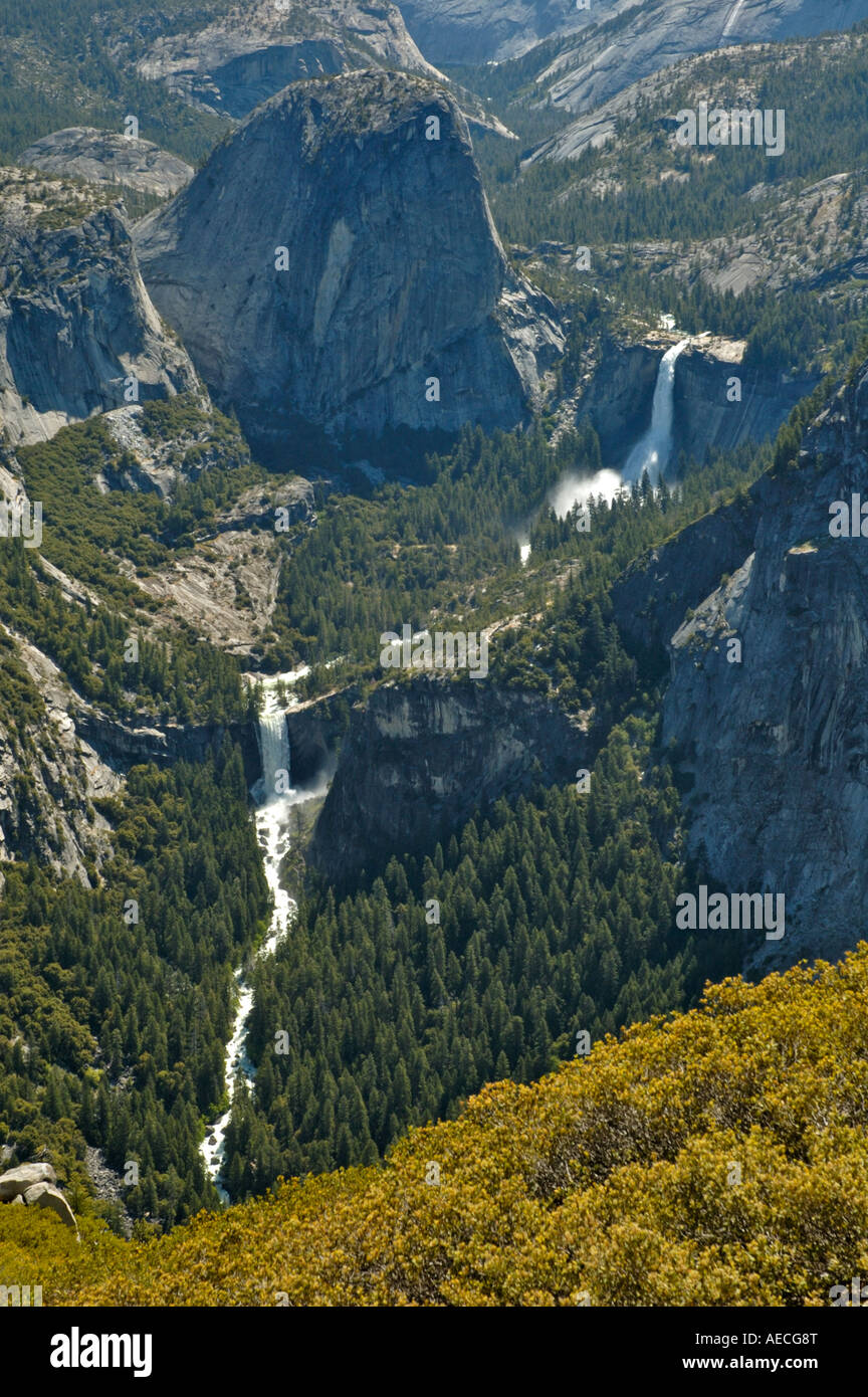 Nevada y vernal cae de Washburn Point en el Parque Nacional Yosemite Foto de stock