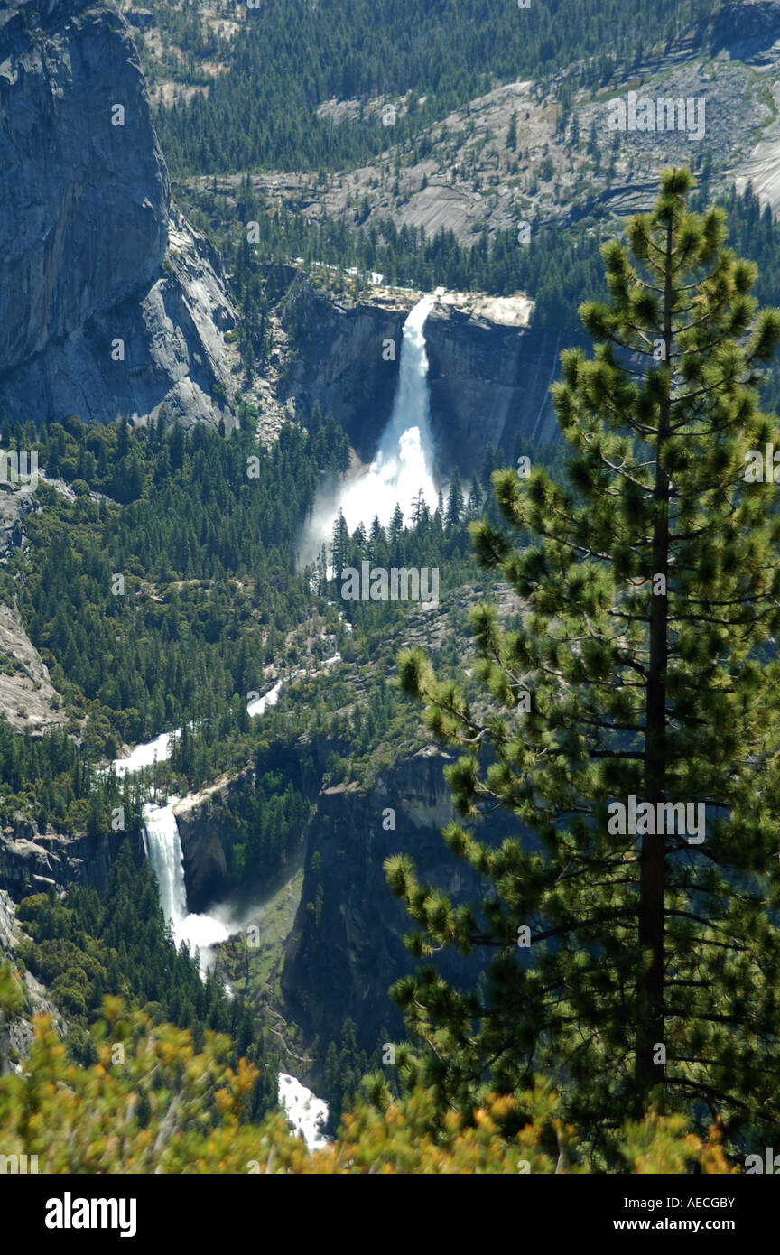 Nevada y vernal cae desde el Glaciar Point en el Parque Nacional Yosemite Foto de stock