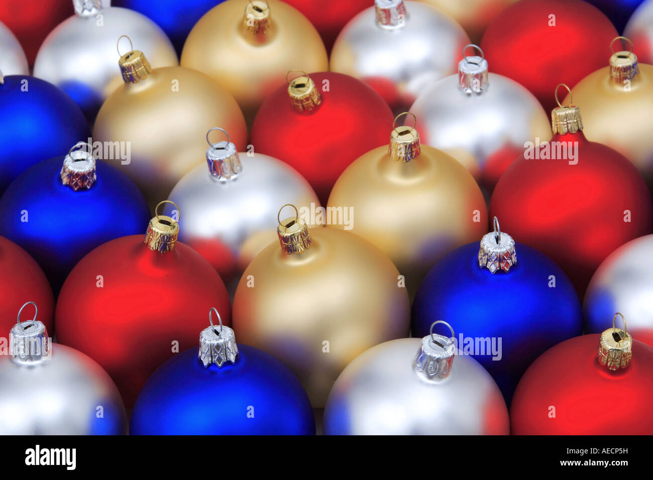 Azul, rojo, plata y oro bolas de árbol de Navidad Fotografía de stock -  Alamy