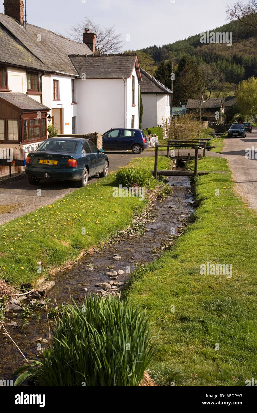 Reino Unido Gales Powys Radnor nuevas propiedades de la calle junto a arroyo de agua Foto de stock
